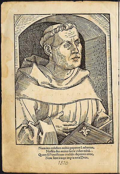 Martin Luther als Augustinermönch im Ordenshabit, Halbfigur nach rechts, mit Buch, vor einer Wandöffnung mit Bogen