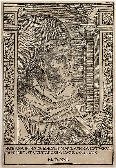 Martin Luther als Augustinermönch im Ordenshabit, Halbfigur nach rechts, mit Buch, vor einer halbrunden Nische, unter gestaffelten Bögen mit Kämpfergesimsen und Ornamentpilastern, mit Inschrift