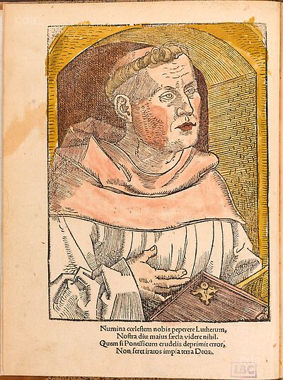 Martin Luther als Augustinermönch im Ordenshabit, Halbfigur nach rechts, mit Buch, vor einer Wandöffnung mit Bogen