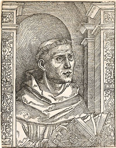 Martin Luther als Augustinermönch im Ordenshabit, Halbfigur nach rechts gewandt, mit Buch, vor einer halbrunden Nische, unter gestaffelten Rundbogen, mit Kämpfergesimsen und Ornamentpilastern