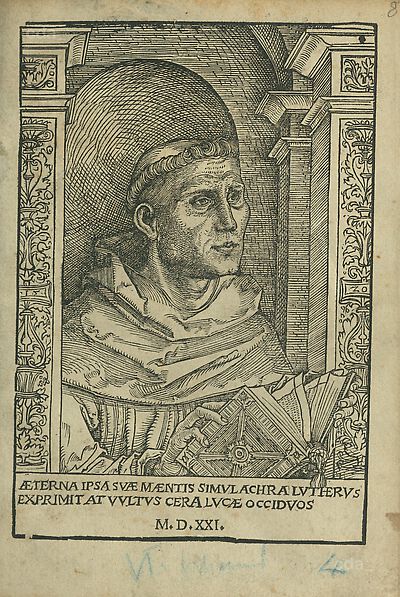 Martin Luther als Augustinermönch im Ordenshabit, Halbfigur nach rechts gewandt, mit Buch, vor einer halbrunden Nische, unter gestaffelten Rundbogen, mit Kämpfergesimsen und Ornamentpilastern