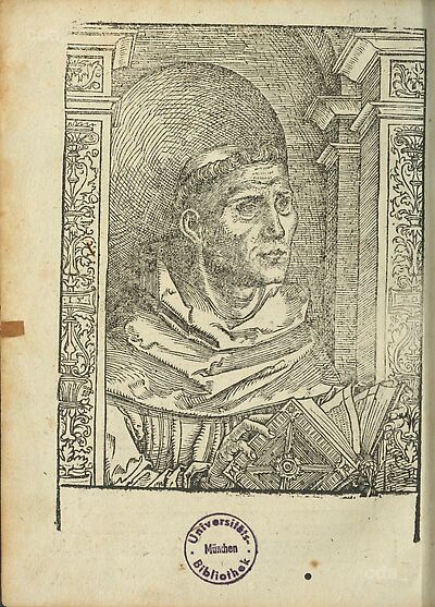 Martin Luther als Augustinermönch im Ordenshabit, Halbfigur nach rechts gewandt, mit Buch, vor einer halbrunden Nische, unter gestaffelten Rundbogen, mit Kämpfergesimsen und Ornamentpilastern