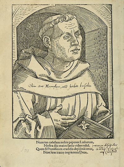 Martin Luther als Augustinermönch im Ordenshabit, Halbfigur nach rechts, mit Buch, vor einer Wandöffnung mit Bogen