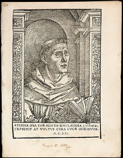 Martin Luther als Augustinermönch im Ordenshabit, Halbfigur nach rechts gewandt, mit Buch, vor einer halbrunden Nische, unter gestaffelten Rundbogen, mit Kämpfergesimsen und Ornamentpilastern