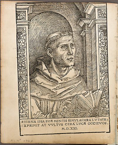 Martin Luther als Augustinermönch im Ordenshabit, Halbfigur nach rechts, mit Buch, vor einer halbrunden Nische, unter gestaffelten Bögen mit Kämpfergesimsen und Ornamentpilastern, mit Inschrift