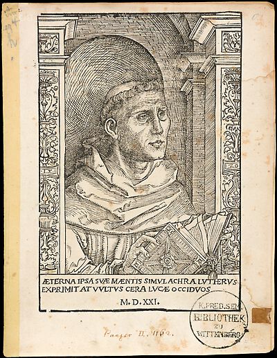 Martin Luther als Augustinermönch im Ordenshabit, Halbfigur nach rechts gewandt, mit Buch, vor einer halbrunden Nische, unter gestaffelten Rundbogen, mit Kämpfergesimsen und Ornamentpilastern
