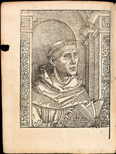 Martin Luther als Augustinermönch im Ordenshabit, Halbfigur nach rechts gewandt, mit Buch, vor einer halbrunden Nische, unter gestaffelten Rundbogen, mit Kämpfergesimsen und Ornamentpilastern