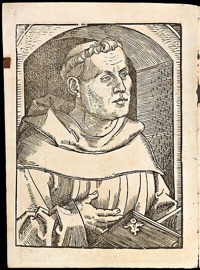 Martin Luther als Augustinermönch im Ordenshabit, Halbfigur nach rechts, mit Buch, vor einer Wandöffnung mit Bogen