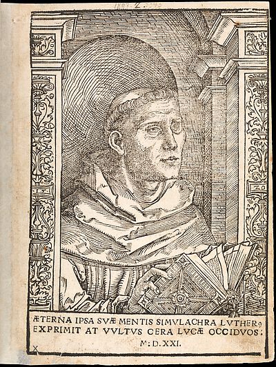 Martin Luther als Augustinermönch im Ordenshabit, Halbfigur nach rechts gewandt, mit Buch, vor einer halbrunden Nische, unter gestaffelten Rundbogen, mit Kämpfergesimsen und Ornamentpilastern