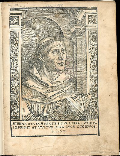 Martin Luther als Augustinermönch im Ordenshabit, Halbfigur nach rechts gewandt, mit Buch, vor einer halbrunden Nische, unter gestaffelten Rundbogen, mit Kämpfergesimsen und Ornamentpilastern