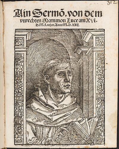 Martin Luther als Augustinermönch im Ordenshabit, Halbfigur nach rechts gewandt, mit Buch, vor einer halbrunden Nische, unter gestaffelten Rundbogen, mit Kämpfergesimsen und Ornamentpilastern