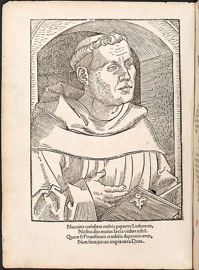 Martin Luther als Augustinermönch im Ordenshabit, Halbfigur nach rechts, mit Buch, vor einer Wandöffnung mit Bogen