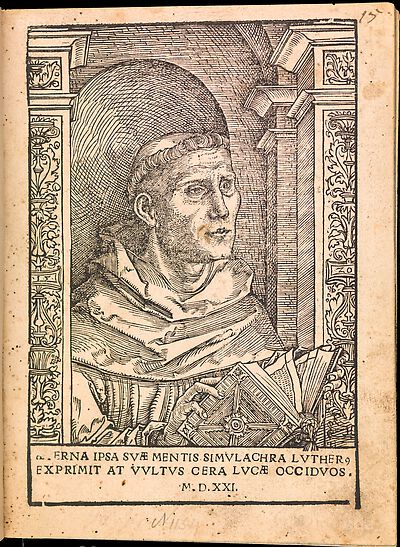 Martin Luther als Augustinermönch im Ordenshabit, Halbfigur nach rechts gewandt, mit Buch, vor einer halbrunden Nische, unter gestaffelten Rundbogen, mit Kämpfergesimsen und Ornamentpilastern