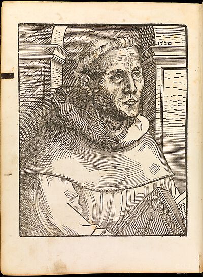 Martin Luther als Augustinermönch im Ordenshabit, Halbfigur nach rechts gewandt, mit Buch, vor einer Bogenlaibung mit Kämpfergesims