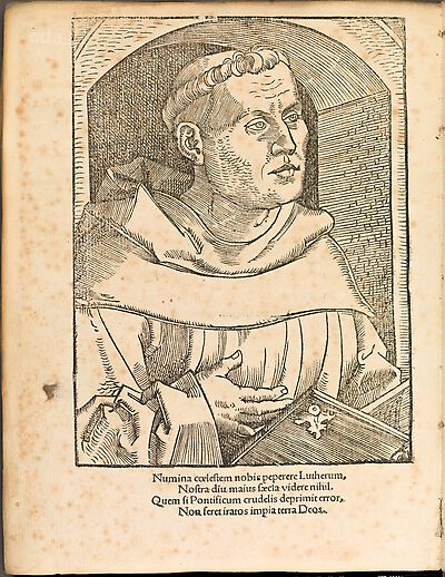 Martin Luther als Augustinermönch im Ordenshabit, Halbfigur nach rechts, mit Buch, vor einer Wandöffnung mit Bogen