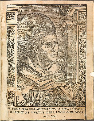 Martin Luther als Augustinermönch im Ordenshabit, Halbfigur nach rechts gewandt, mit Buch, vor einer halbrunden Nische, unter gestaffelten Rundbogen, mit Kämpfergesimsen und Ornamentpilastern
