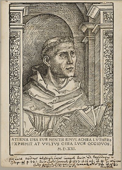 Martin Luther als Augustinermönch im Ordenshabit, Halbfigur nach rechts, mit Buch, vor einer halbrunden Nische, unter gestaffelten Bögen mit Kämpfergesimsen und Ornamentpilastern
