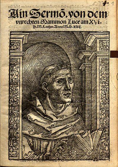 Martin Luther als Augustinermönch im Ordenshabit, Halbfigur nach rechts, mit Buch, vor einer halbrunden Nische, unter gestaffelten Bögen mit Kämpfergesimsen und Ornamentpilastern