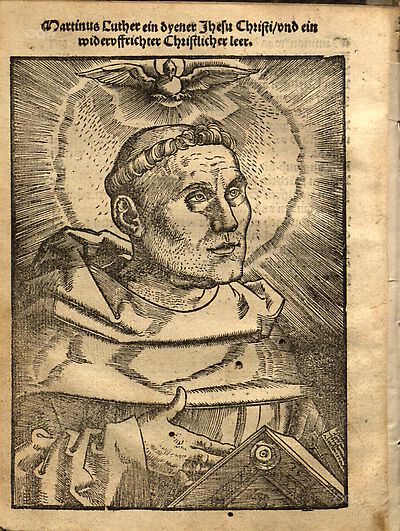 Martin Luther als Augustinermönch im Ordenshabit, Halbfigur nach rechts, im Strahlenkranz, mit Buch und Taube