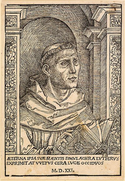 Martin Luther als Augustinermönch im Ordenshabit, Halbfigur nach rechts, mit Buch, vor einer halbrunden Nische, unter gestaffelten Bögen mit Kämpfergesimsen und Ornamentpilastern, mit Inschrift