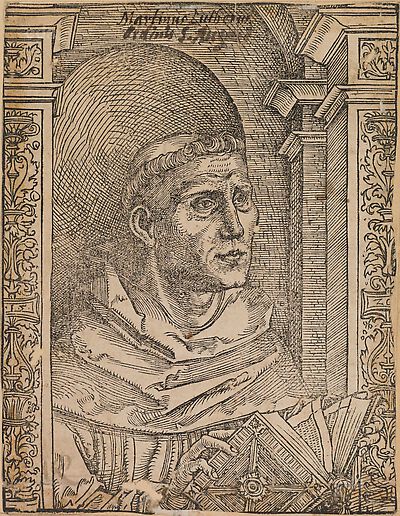 Martin Luther als Augustinermönch im Ordenshabit, Halbfigur nach rechts gewandt, mit Buch, vor einer halbrunden Nische, unter gestaffelten Rundbogen, mit Kämpfergesimsen und Ornamentpilastern