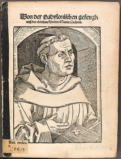 Martin Luther als Augustinermönch im Ordenshabit, Halbfigur nach rechts, mit Buch, vor einer Wandöffnung mit Bogen