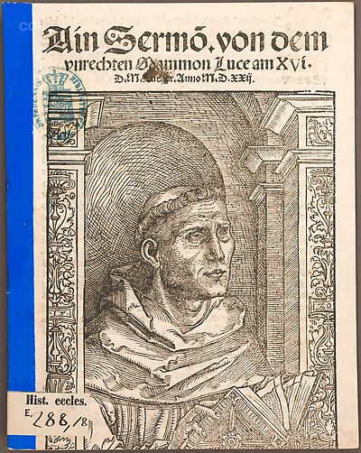 Martin Luther als Augustinermönch im Ordenshabit, Halbfigur nach rechts gewandt, mit Buch, vor einer halbrunden Nische, unter gestaffelten Rundbogen, mit Kämpfergesimsen und Ornamentpilastern