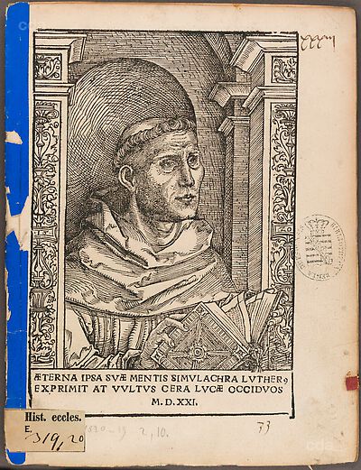 Martin Luther als Augustinermönch im Ordenshabit, Halbfigur nach rechts gewandt, mit Buch, vor einer halbrunden Nische, unter gestaffelten Rundbogen, mit Kämpfergesimsen und Ornamentpilastern