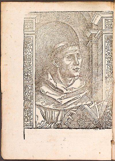 Martin Luther als Augustinermönch im Ordenshabit, Halbfigur nach rechts gewandt, mit Buch, vor einer halbrunden Nische, unter gestaffelten Rundbogen, mit Kämpfergesimsen und Ornamentpilastern