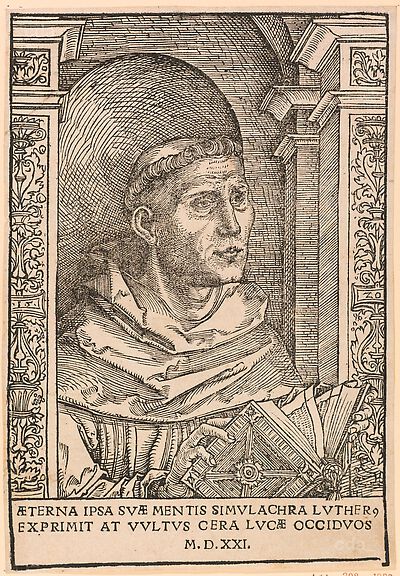 Martin Luther als Augustinermönch im Ordenshabit, Halbfigur nach rechts gewandt, mit Buch, vor einer halbrunden Nische, unter gestaffelten Rundbogen, mit Kämpfergesimsen und Ornamentpilastern