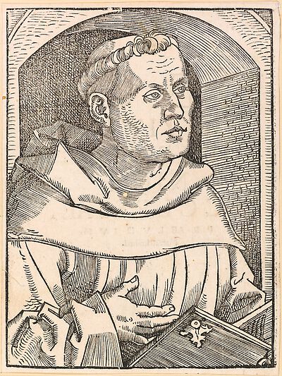 Martin Luther als Augustinermönch im Ordenshabit, Halbfigur nach rechts, mit Buch, vor einer Wandöffnung mit Bogen