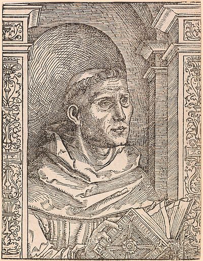 Martin Luther als Augustinermönch im Ordenshabit, Halbfigur nach rechts gewandt, mit Buch, vor einer halbrunden Nische, unter gestaffelten Rundbogen, mit Kämpfergesimsen und Ornamentpilastern