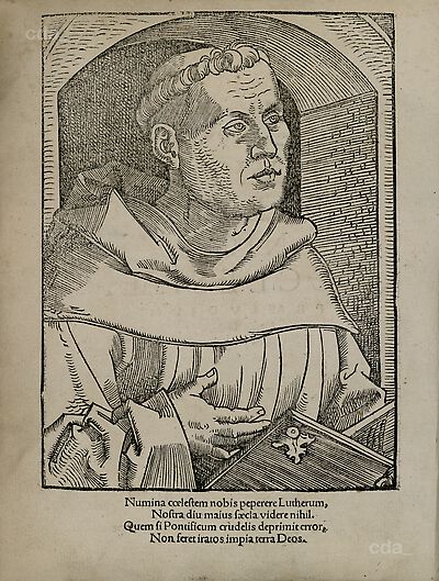 Martin Luther als Augustinermönch im Ordenshabit, Halbfigur nach rechts, mit Buch, vor einer Wandöffnung mit Bogen