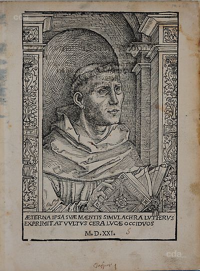 Martin Luther als Augustinermönch im Ordenshabit, Halbfigur nach rechts gewandt, mit Buch, vor einer halbrunden Nische, unter gestaffelten Rundbogen, mit Kämpfergesimsen und Ornamentpilastern