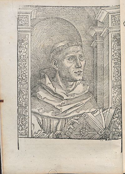 Martin Luther als Augustinermönch im Ordenshabit, Halbfigur nach rechts gewandt, mit Buch, vor einer halbrunden Nische, unter gestaffelten Rundbogen, mit Kämpfergesimsen und Ornamentpilastern
