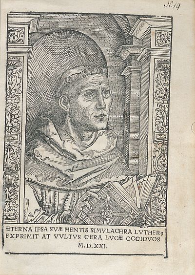 Martin Luther als Augustinermönch im Ordenshabit, Halbfigur nach rechts gewandt, mit Buch, vor einer halbrunden Nische, unter gestaffelten Rundbogen, mit Kämpfergesimsen und Ornamentpilastern