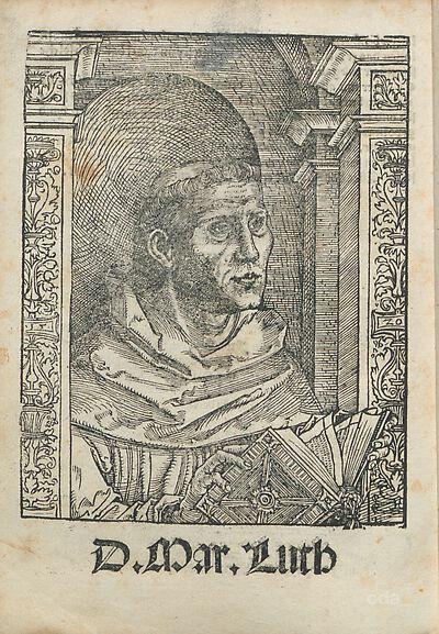 Martin Luther als Augustinermönch im Ordenshabit, Halbfigur nach rechts gewandt, mit Buch, vor einer halbrunden Nische, unter gestaffelten Rundbogen, mit Kämpfergesimsen und Ornamentpilastern