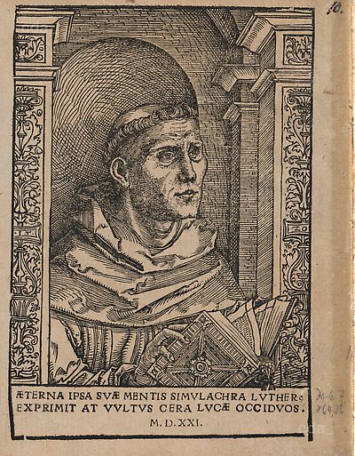 Martin Luther als Augustinermönch im Ordenshabit, Halbfigur nach rechts gewandt, mit Buch, vor einer halbrunden Nische, unter gestaffelten Rundbogen, mit Kämpfergesimsen und Ornamentpilastern
