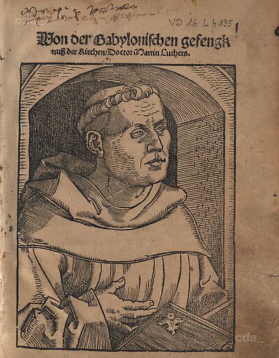 Martin Luther als Augustinermönch im Ordenshabit, Halbfigur nach rechts, mit Buch, vor einer Wandöffnung mit Bogen