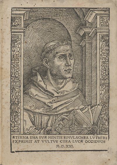 Martin Luther als Augustinermönch im Ordenshabit, Halbfigur nach rechts gewandt, mit Buch, vor einer halbrunden Nische, unter gestaffelten Rundbogen, mit Kämpfergesimsen und Ornamentpilastern