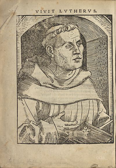 Martin Luther als Augustinermönch im Ordenshabit, Halbfigur nach rechts gewandt, mit Buch, vor einer Bogenlaibung