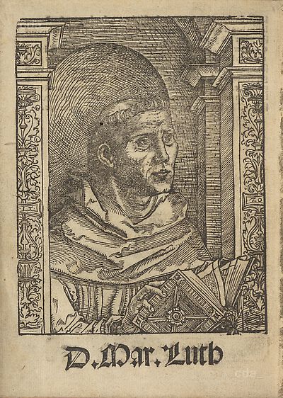 Martin Luther als Augustinermönch im Ordenshabit, Halbfigur nach rechts gewandt, mit Buch, vor einer halbrunden Nische, unter gestaffelten Rundbogen, mit Kämpfergesimsen und Ornamentpilastern