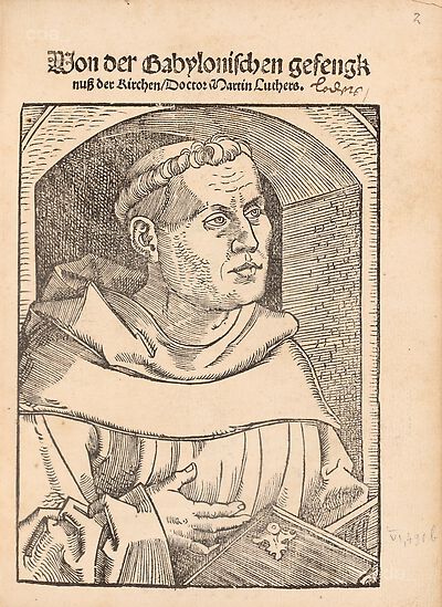 Martin Luther als Augustinermönch im Ordenshabit, Halbfigur nach rechts, mit Buch, vor einer Wandöffnung mit Bogen