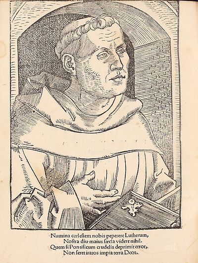 Martin Luther als Augustinermönch im Ordenshabit, Halbfigur nach rechts, mit Buch, vor einer Wandöffnung mit Bogen