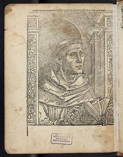 Martin Luther als Augustinermönch im Ordenshabit, Halbfigur nach rechts gewandt, mit Buch, vor einer halbrunden Nische, unter gestaffelten Rundbogen, mit Kämpfergesimsen und Ornamentpilastern