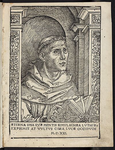 Martin Luther als Augustinermönch im Ordenshabit, Halbfigur nach rechts gewandt, mit Buch, vor einer halbrunden Nische, unter gestaffelten Rundbogen, mit Kämpfergesimsen und Ornamentpilastern
