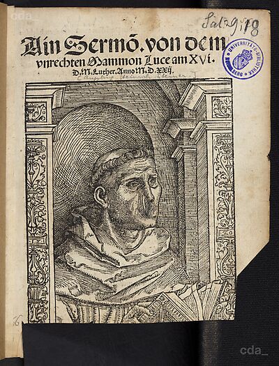 Martin Luther als Augustinermönch im Ordenshabit, Halbfigur nach rechts gewandt, mit Buch, vor einer halbrunden Nische, unter gestaffelten Rundbogen, mit Kämpfergesimsen und Ornamentpilastern