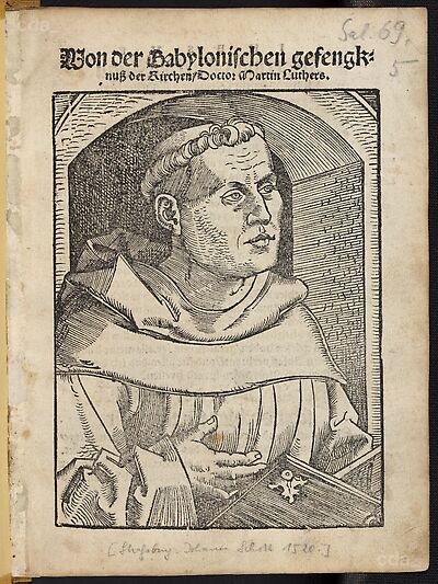 Martin Luther als Augustinermönch im Ordenshabit, Halbfigur nach rechts gewandt, mit Buch, vor einer Bogenlaibung