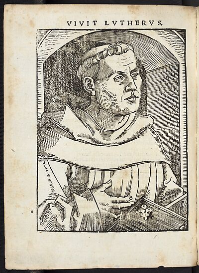 Martin Luther als Augustinermönch im Ordenshabit, Halbfigur nach rechts gewandt, mit Buch, vor einer Bogenlaibung