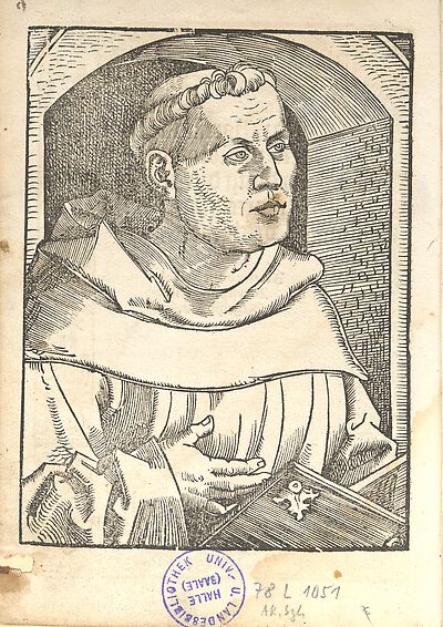 Martin Luther als Augustinermönch im Ordenshabit, Halbfigur nach rechts, mit Buch, vor einer Wandöffnung mit Bogen